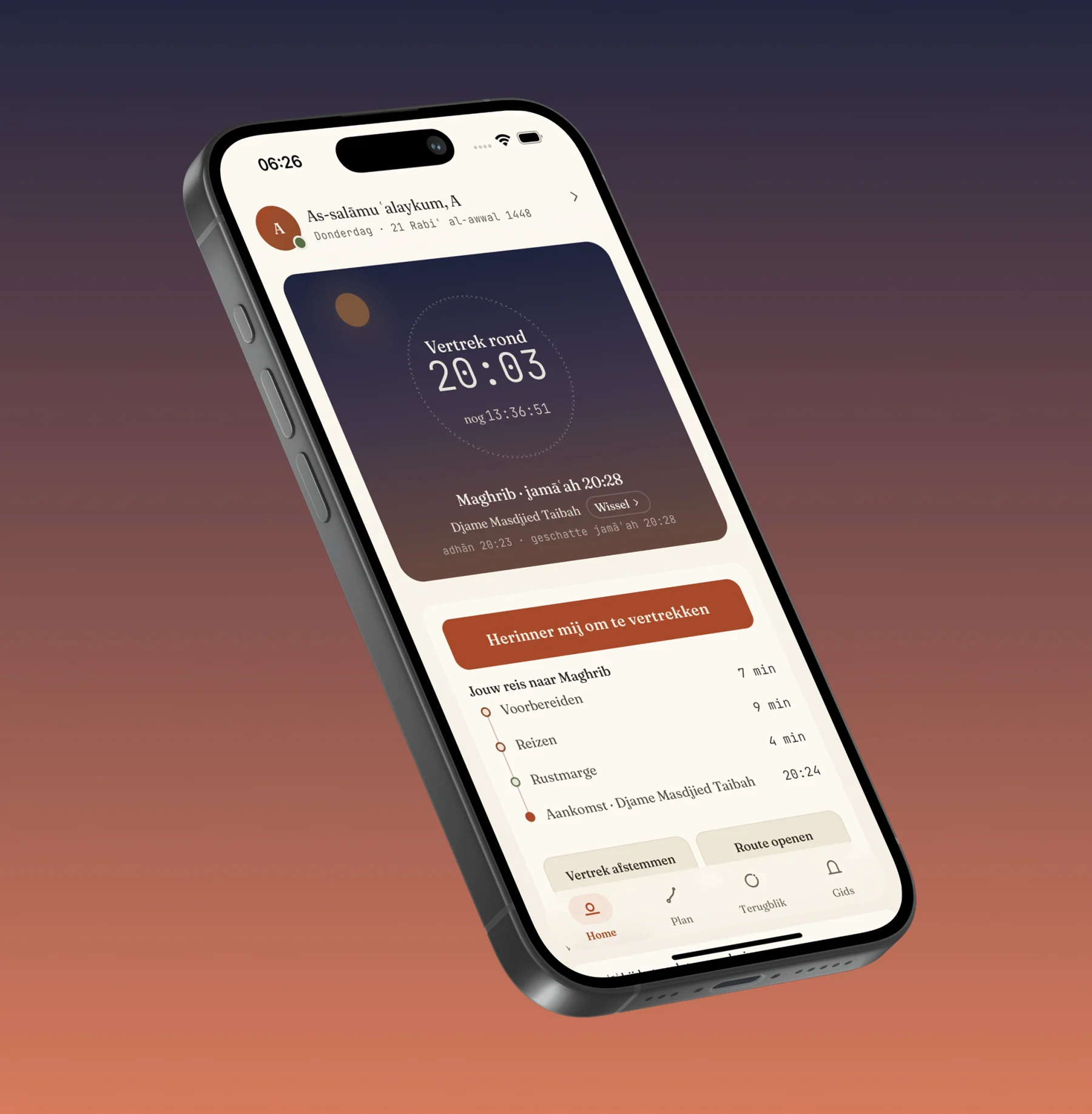 MIRQA app in een schuine iPhone-mockup met het persoonlijke vertrekplan voor Maghrib